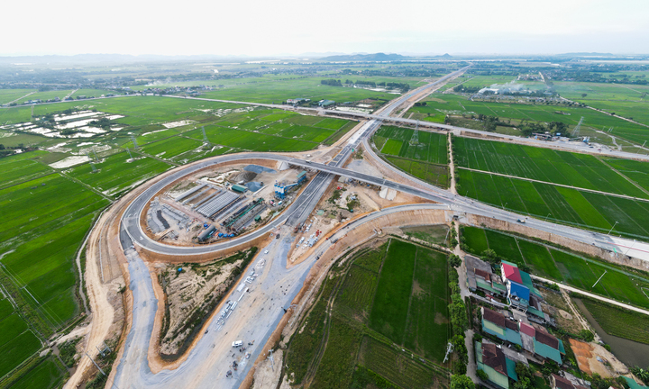 Cận cảnh 19 km cuối cùng trên cao tốc Diễn Châu – Bãi Vọt thông xe sáng nay