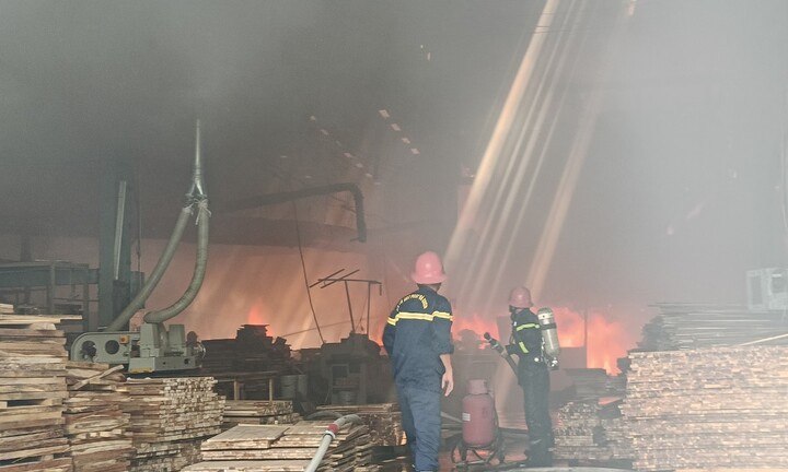 Lửa thiêu rụi 2.400 m2 xưởng gỗ ở Bình Định, thiệt hại hơn 20 tỷ đồng