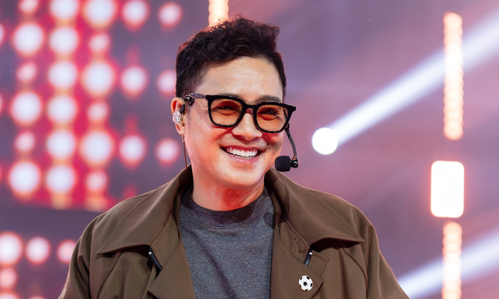 Lần đầu múa khăn, hát trước khán giả, cựu danh thủ Hồng Sơn nói 'muốn ngất xỉu'