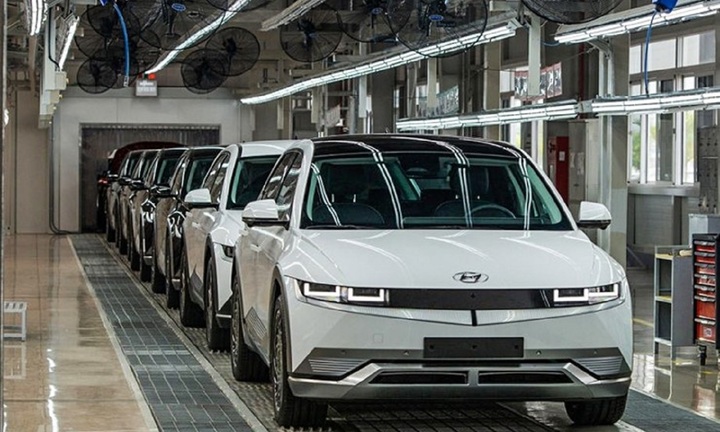 Thị trường chạm đáy, nhiều mẫu ô tô tiếp tục giảm giá