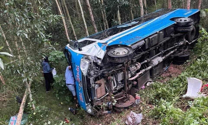 Ô tô khách lật ngang sau va chạm trên Quốc lộ 15A, một người chết 