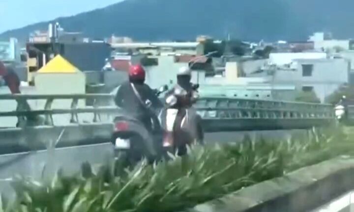 Chạy xe máy ngược chiều, người phụ nữ gây tai nạn trên cầu vượt Ngã ba Huế