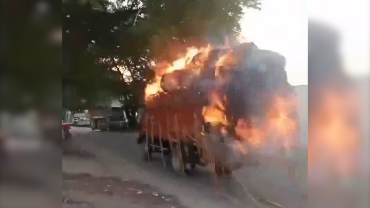 Xe tải chở rơm bốc cháy dữ dội, lao vùn vụt trên phố