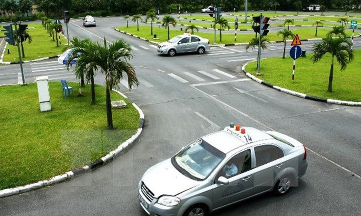 Học lái ô tô hết bao nhiêu tiền?