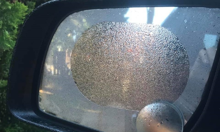 Miếng dán chống nước trên gương ô tô có thật sự hiệu quả?