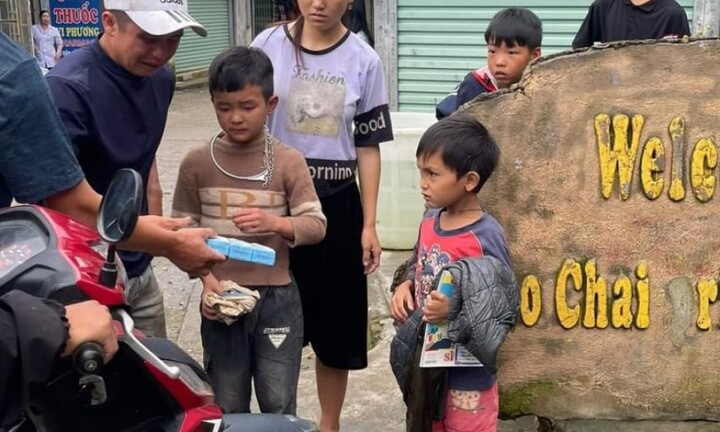 Hai cháu bé sống sót sau hơn 3 ngày mắc kẹt trên tầng thượng trường học