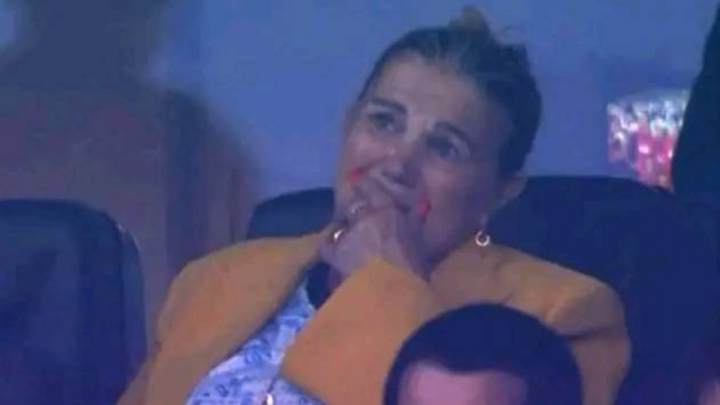 Mẹ Ronaldo bật khóc khi con trai đá hỏng penalty