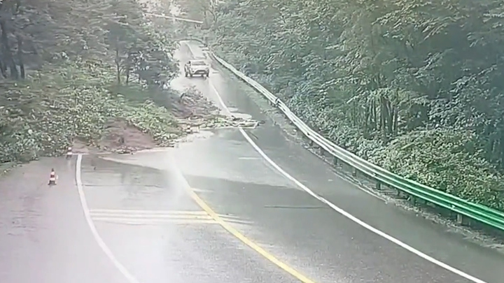 Tài xế nhanh trí quay xe thoát khỏi vụ lở đất 