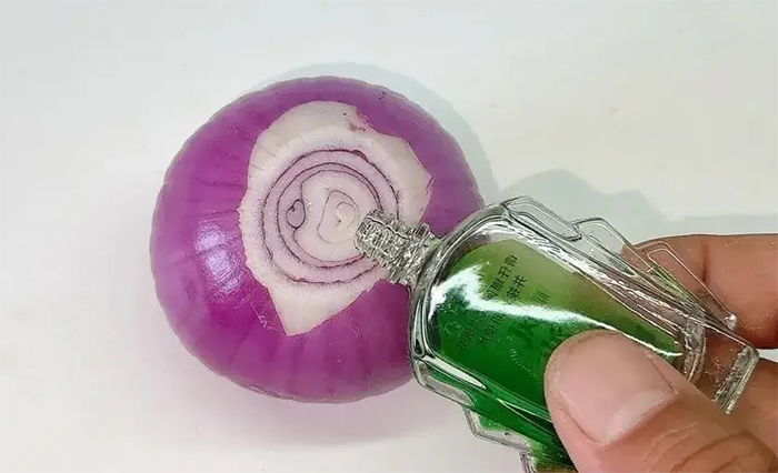 Nhỏ một giọt dầu gió vào hành tây, muỗi và côn trùng sẽ tránh xa nhà bạn