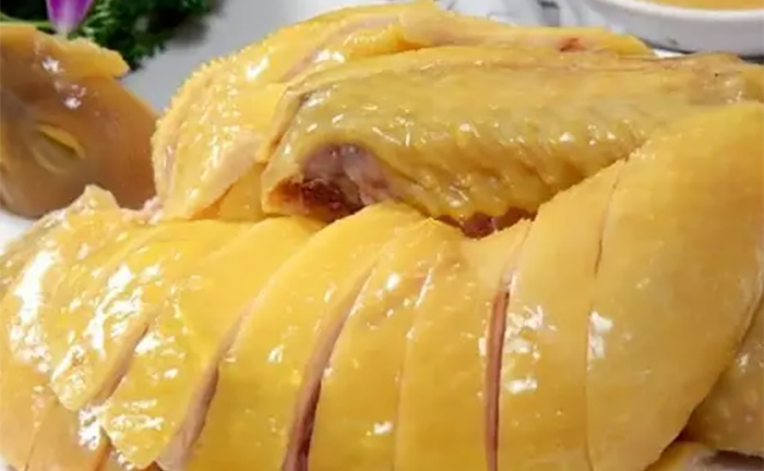 Luộc gà theo công thức 3 sôi 3 lạnh, thịt sẽ thơm ngon, da giòn, không nứt