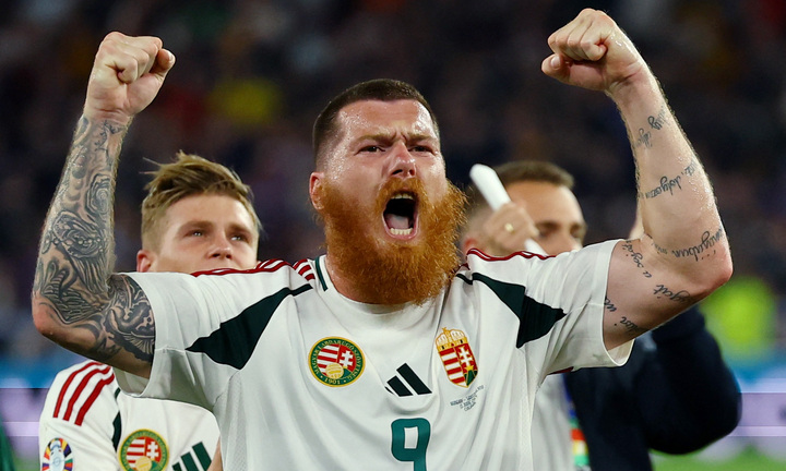 Tiền đạo bụng bia đá xong EURO tự dưng thất nghiệp