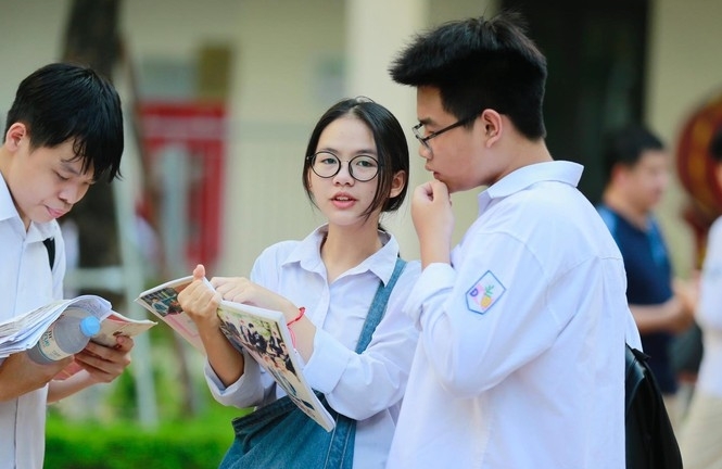 Những trường công lập nào hạ điểm chuẩn vào lớp 10 các năm qua?