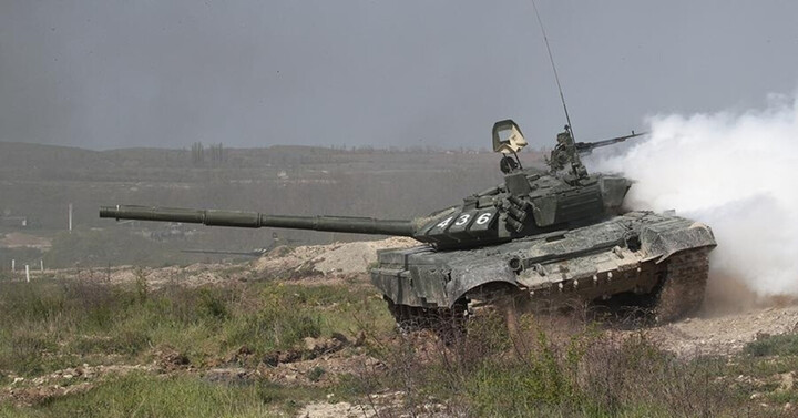 Cận cảnh xe tăng T-72B3M Nga oanh tạc cứ điểm Ukraine