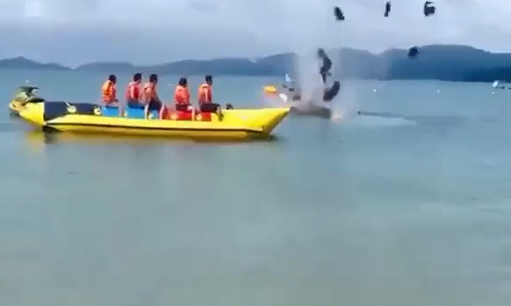 Ca nô phát nổ trên biển Cô Tô, tài xế bị hất văng