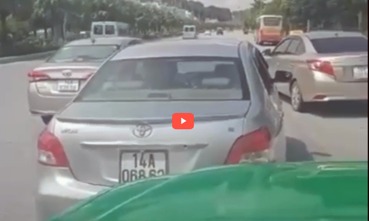 Tạm giữ 2 tài xế ‘taxi dù’ dàn hàng chèn ép xe trên đường Quảng Ninh