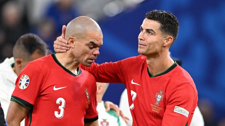 Pepe khóc như mưa, HLV Martinez vẫn bảo vệ học trò