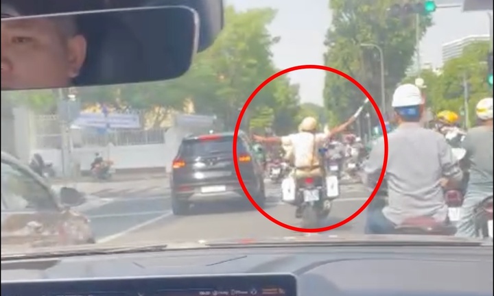 CSGT TP.HCM lái xe đặc chủng mở đường đưa trẻ sơ sinh đi cấp cứu