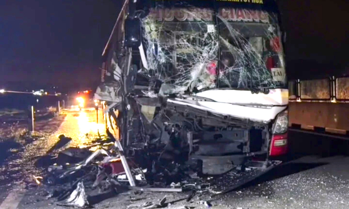 Xe khách tông ô tô đầu kéo trên cao tốc Vĩnh Hảo - Phan Thiết, phụ xe tử vong