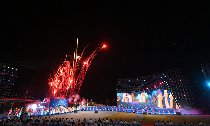 Sân khấu đa không gian ấn tượng trong đêm khai mạc Lễ hội Vì hoà bình
