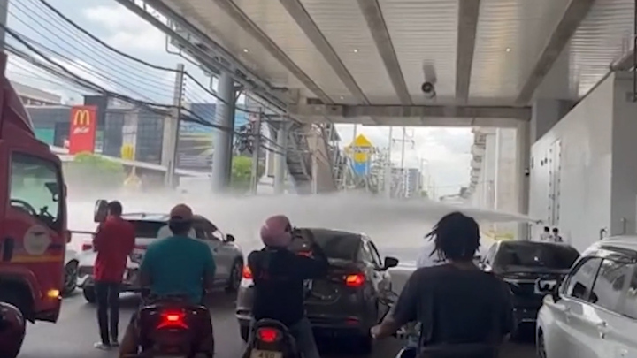 Xe tải tông trụ cứu hỏa tạo 'vòi rồng' trên phố