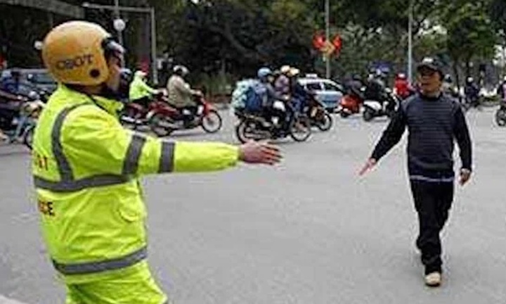 Người đi bộ đi không đúng phần đường của mình có bị xử phạt?