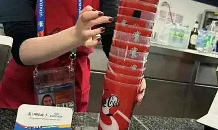 Đi xem Euro, cậu bé chớp cơ hội kiếm tiền khiến người lớn 'lác mắt'