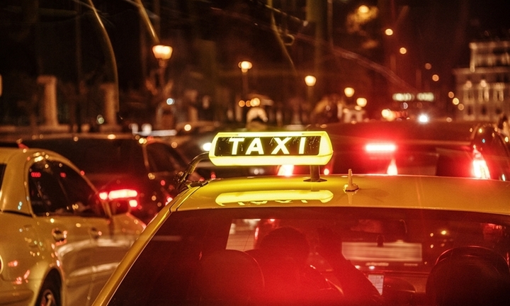 Tranh làn đường, gã trai ép hôn tài xế taxi để trả đũa, cảnh sát phải ra tay