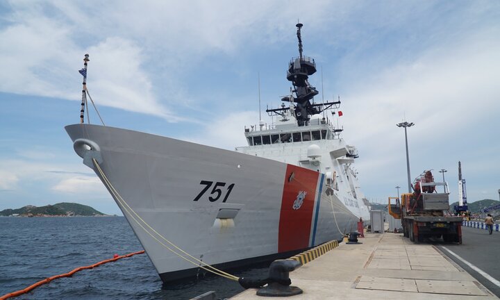 Tàu Hải quân Mỹ cập cảng Cam Ranh