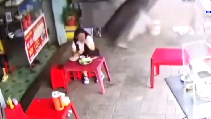 Bánh xe đầu kéo lao như bay vào quán ăn, cô gái thoát chết trong gang tấc