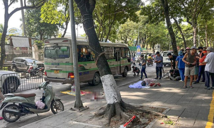 Xe máy va chạm ô tô khách trên phố Hà Nội, cháu bé chết thương tâm