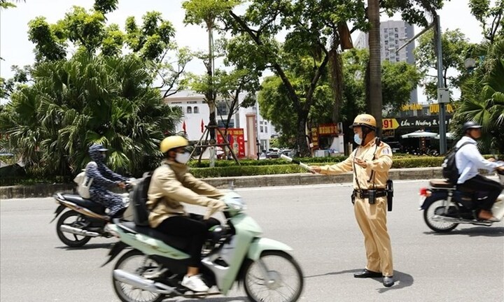 Xe máy chuyển làn đường không xi nhan bị phạt bao nhiêu tiền?
