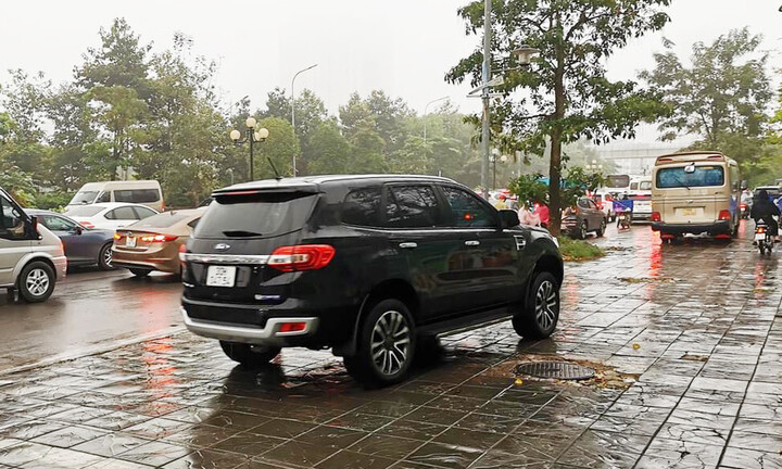 Đi ô tô trên vỉa hè bị phạt bao nhiêu tiền?