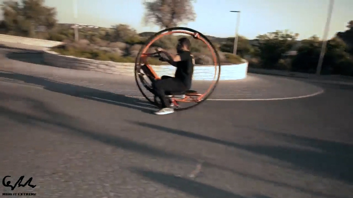 Xe máy một bánh tự cân bằng khi di chuyển 