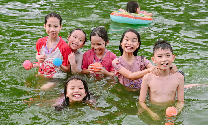 Bể bơi hơn 1.100m2 được cải tạo từ ao tù ở ngoại thành Hà Nội