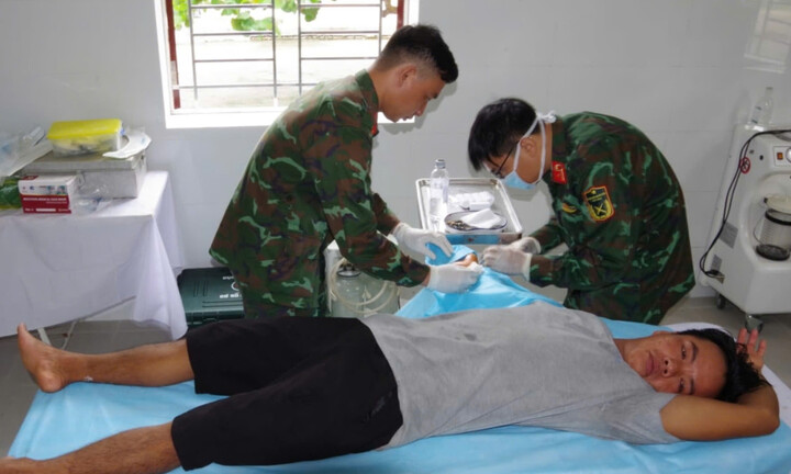 Bệnh xá đảo Sơn Ca ở Trường Sa phẫu thuật cho ngư dân bị cá chình cắn