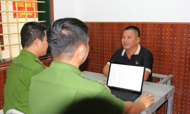 Khởi tố người đàn ông cầm kiếm ra đường chặn xe ô tô