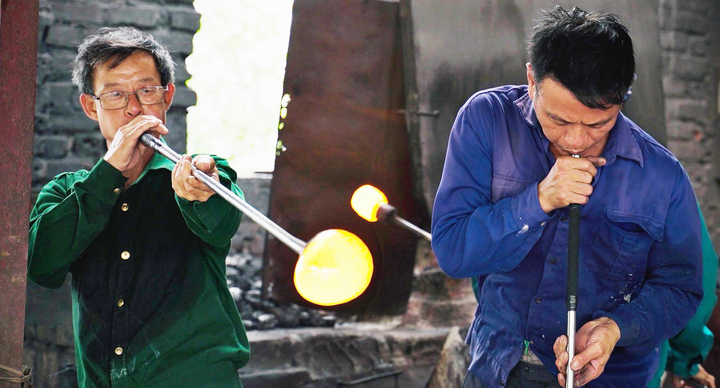 Về lò sản xuất cốc ‘cóc gặm’ cho bia hơi Hà Nội