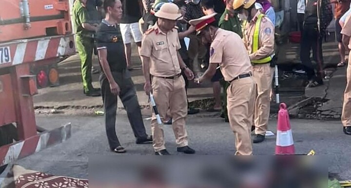 Va chạm với xe container, 2 thiếu niên đi xe máy điện chết thảm