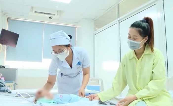 Nữ điều dưỡng cấp cứu bé sơ sinh ngừng thở trên xe taxi