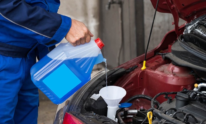 Dấu hiệu cảm biến báo mức nước kính ô tô có vấn đề