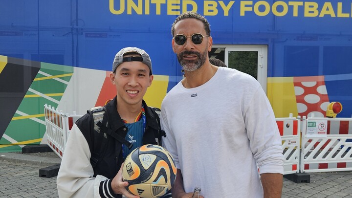 VĐV Việt Nam giao lưu tâng bóng nghệ thuật với Rio Ferdinand