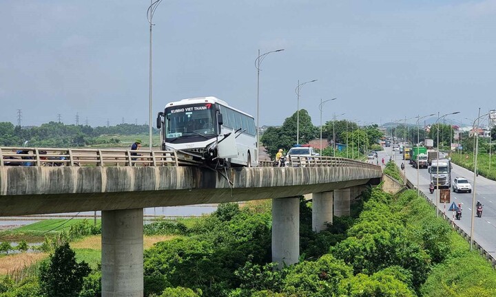 Xe khách tông gãy lan can, treo lơ lửng trên cầu ở Bắc Ninh