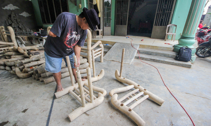 'Thổi hồn' vào tre, lão nông xứ Quảng chế tác bàn ghế trăm triệu với 1 cánh tay