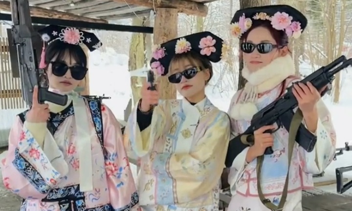 Giới trẻ Trung Quốc nở rộ trào lưu mặc cổ phục đi bắn súng, lái xe tăng 