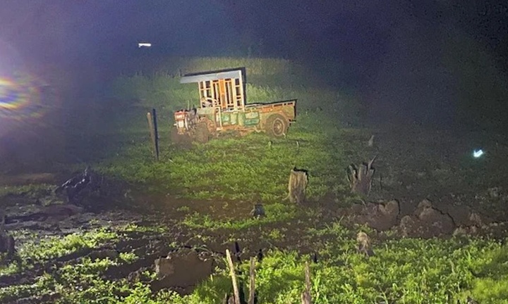 Hai thanh niên bị điện giật chết khi kéo xe công nông