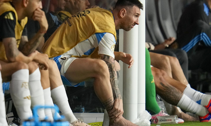 Dính chấn thương, cổ chân của Messi biến dạng