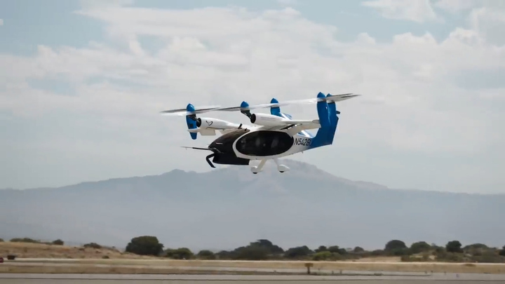 Taxi bay vượt hơn 800 km chỉ thải ra nước 