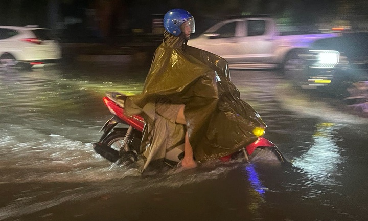 Mưa như trút nước vào giờ tan tầm, TP Thủ Đức lại ngập sâu