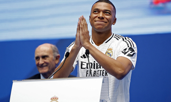 Kylian Mbappe ra mắt Real Madrid