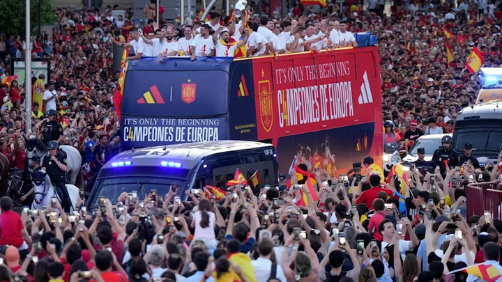 Biển người xuống phố mừng chức vô địch Euro 2024 của tuyển Tây Ban Nha